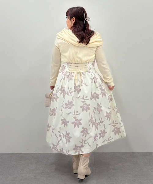 marun(マルン)の「<大きいサイズ>【nanaeさんコラボ】オフショル×フラワープリントドッキングワンピース marun(ワンピース・レディース・ブラック系/アイボリー系・5L/4L/3L/LL/L)」の11枚目の写真