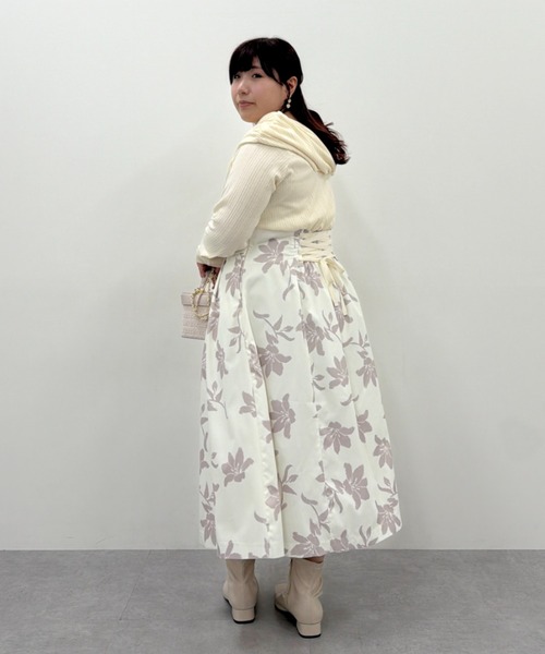 marun(マルン)の「<大きいサイズ>【nanaeさんコラボ】オフショル×フラワープリントドッキングワンピース marun(ワンピース・レディース・ブラック系/アイボリー系・5L/4L/3L/LL/L)」の12枚目の写真