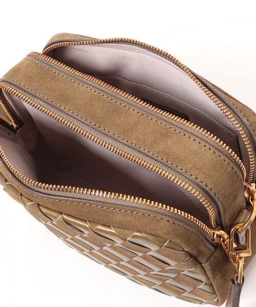 MICHAEL KORS(マイケルコース)の「BRYANT ウーヴン スエード カメラ クロスボディ ミディアム(ショルダーバッグ・レディース・グリーン系・FREE)」の8枚目の写真