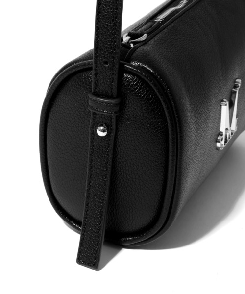 MUCENT(ムセント)の「【MUCENT/ムセント】ARA METAL LOGO MINI SHOULDER BAG UNISEX/アラ メタルロゴ ミニショルダーバッグ ユニセックス(ショルダーバッグ・レディース・ブラック・FREE)」の2枚目の写真