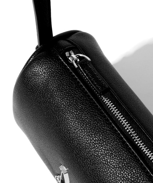 MUCENT(ムセント)の「【MUCENT/ムセント】ARA METAL LOGO MINI SHOULDER BAG UNISEX/アラ メタルロゴ ミニショルダーバッグ ユニセックス(ショルダーバッグ・レディース・ブラック・FREE)」の3枚目の写真
