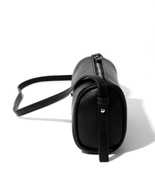 MUCENT(ムセント)の「【MUCENT/ムセント】ARA METAL LOGO MINI SHOULDER BAG UNISEX/アラ メタルロゴ ミニショルダーバッグ ユニセックス(ショルダーバッグ・レディース・ブラック・FREE)」の5枚目の写真