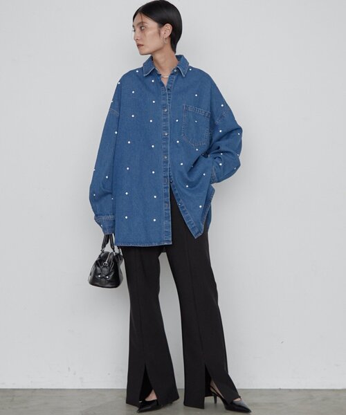 LOUNGEDRESS(ラウンジドレス)の「《1枚で主役級デザイン》ビジューデニムシャツ 秋服(シャツ/ブラウス・レディース・ブルー・FREE)」の2枚目の写真