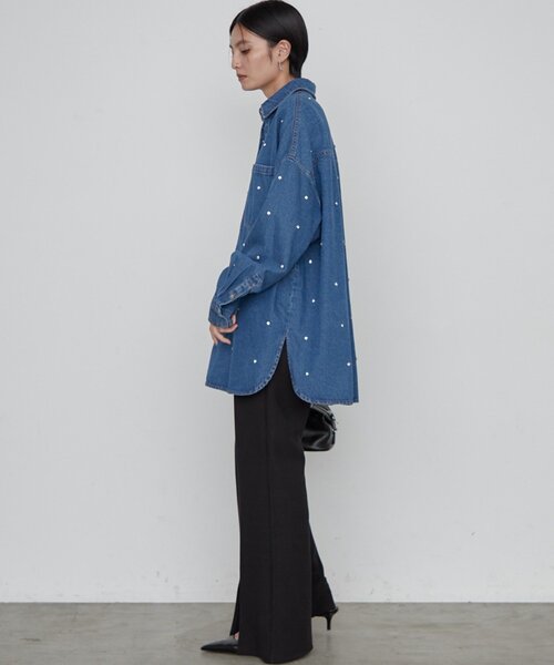 LOUNGEDRESS(ラウンジドレス)の「《1枚で主役級デザイン》ビジューデニムシャツ 秋服(シャツ/ブラウス・レディース・ブルー・FREE)」の4枚目の写真