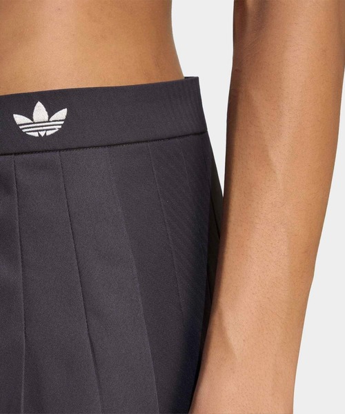 adidas(アディダス)の「プリーツスカート / アディダスオリジナルス adidas Originals(スカート・レディース・ブラック・XX-LARGE/3XL/LARGE/MEDIUM/SMALL/X-LARGE/X-SMALL)」の3枚目の写真