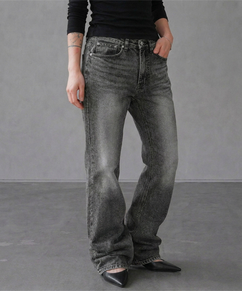 DAMISH(ダミシュ)の「クロス ホットフィックス セミフレアジーンズ_ブラック(デニムパンツ・レディース・ブラック・SMALL/MEDIUM/LARGE)」の2枚目の写真