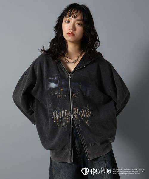 PAGEBOY(ページボーイ)の「【Harry Potter(ハリー・ポッター)】『ハリー・ポッターと賢者の石』フォトWZIPパーカー(パーカー・レディース・ブラック/チャコールグレー・FREE)」の2枚目の写真