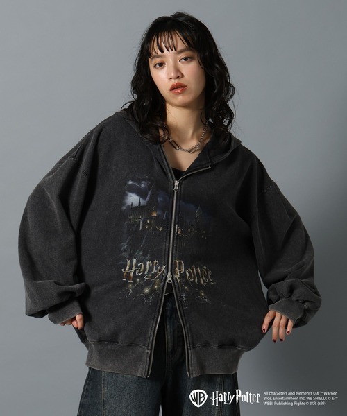 PAGEBOY(ページボーイ)の「【Harry Potter(ハリー・ポッター)】『ハリー・ポッターと賢者の石』フォトWZIPパーカー(パーカー・レディース・ブラック/チャコールグレー・FREE)」の8枚目の写真