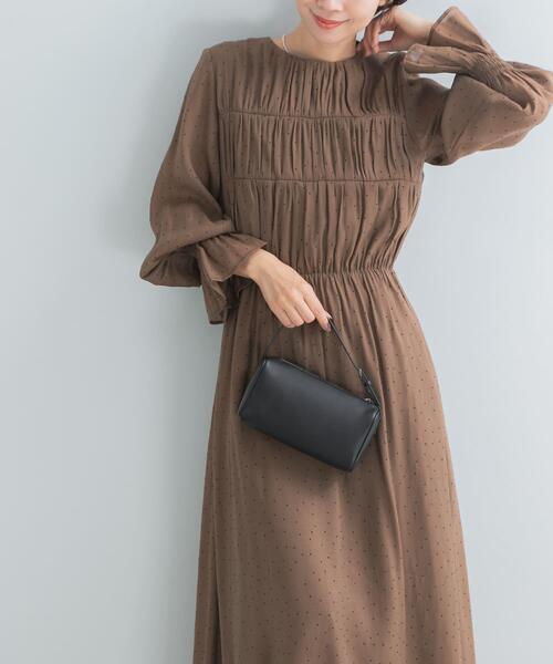 URBAN RESEARCH ROSSO WOMEN(アーバンリサーチ ロッソ)の「シャーリングドットワンピース(ワンピース・レディース・ブラック/モカ・FREE)」の2枚目の写真