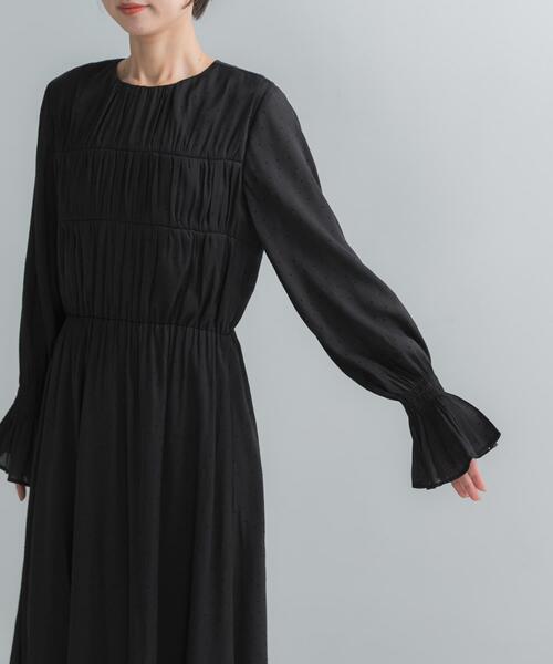 URBAN RESEARCH ROSSO WOMEN(アーバンリサーチ ロッソ)の「シャーリングドットワンピース(ワンピース・レディース・ブラック/モカ・FREE)」の3枚目の写真