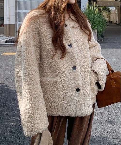 &soiree(アンドソワレ)の「ボリュームノーカラーボタンボアジャケット(ノーカラージャケット・レディース・ベージュ・X-LARGE/MEDIUM/LARGE/SMALL)」の1枚目の写真