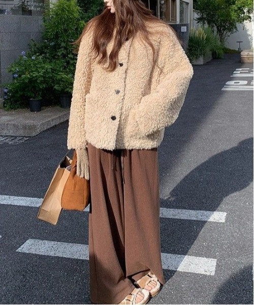 &soiree(アンドソワレ)の「ボリュームノーカラーボタンボアジャケット(ノーカラージャケット・レディース・ベージュ・X-LARGE/MEDIUM/LARGE/SMALL)」の5枚目の写真