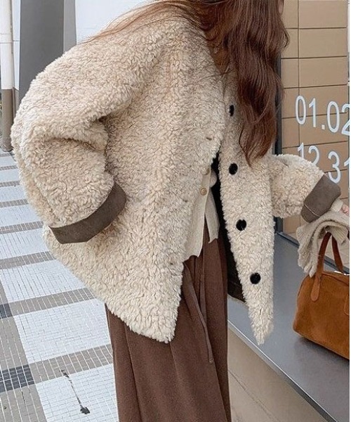 &soiree(アンドソワレ)の「ボリュームノーカラーボタンボアジャケット(ノーカラージャケット・レディース・ベージュ・X-LARGE/MEDIUM/LARGE/SMALL)」の4枚目の写真