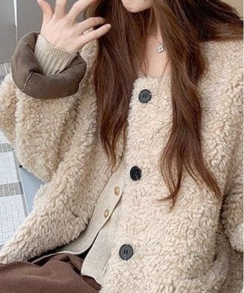&soiree(アンドソワレ)の「ボリュームノーカラーボタンボアジャケット(ノーカラージャケット・レディース・ベージュ・X-LARGE/MEDIUM/LARGE/SMALL)」の3枚目の写真