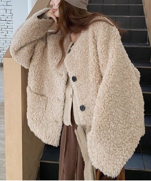 &soiree(アンドソワレ)の「ボリュームノーカラーボタンボアジャケット(ノーカラージャケット・レディース・ベージュ・X-LARGE/MEDIUM/LARGE/SMALL)」の2枚目の写真