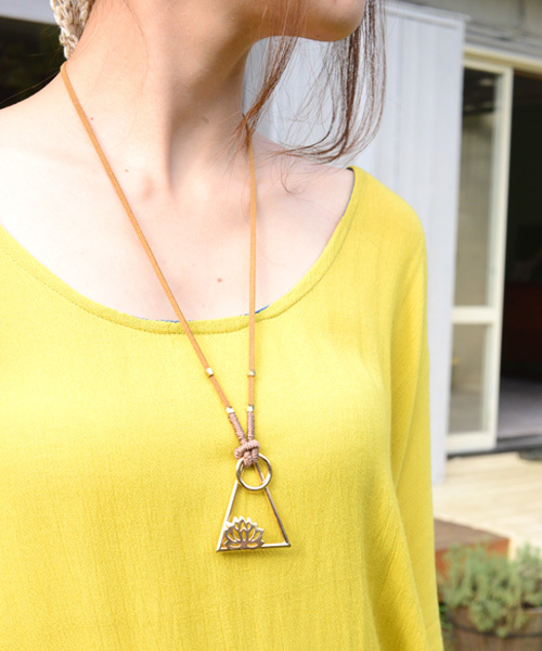 チャイハネ（チャイハネ）の「【チャイハネ】トライアングルロータスネックレス（ネックレス・レディース・ゴールド/シルバー・FREE）」の7枚目の写真