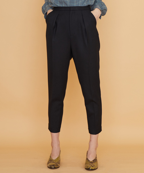 UNITED TOKYO（ユナイテッドトウキョウ）の「ダブルクロスワンタックテーパードパンツ（スラックス・レディース・ブラック/グリーン/キャメル/バーガンディー・1/2）」の2枚目の写真