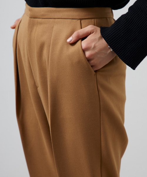 UNITED TOKYO（ユナイテッドトウキョウ）の「ダブルクロスワンタックテーパードパンツ（スラックス・レディース・ブラック/グリーン/キャメル/バーガンディー・1/2）」の5枚目の写真