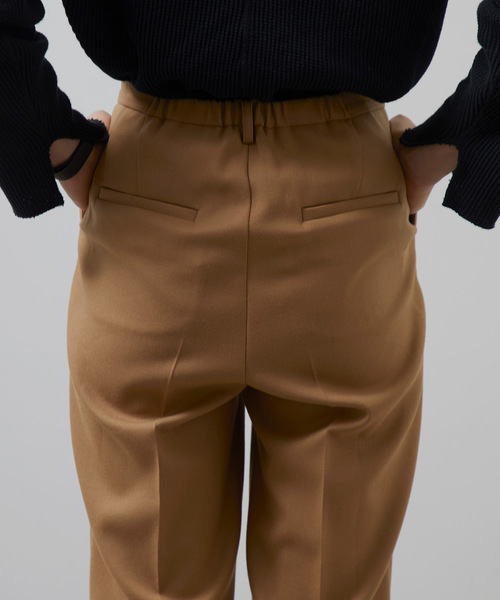 UNITED TOKYO（ユナイテッドトウキョウ）の「ダブルクロスワンタックテーパードパンツ（スラックス・レディース・ブラック/グリーン/キャメル/バーガンディー・1/2）」の6枚目の写真