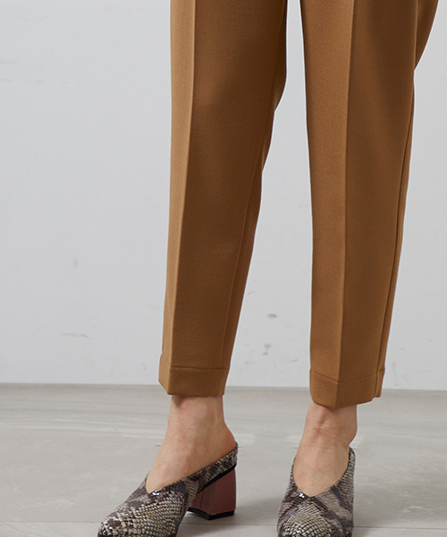 UNITED TOKYO（ユナイテッドトウキョウ）の「ダブルクロスワンタックテーパードパンツ（スラックス・レディース・ブラック/グリーン/キャメル/バーガンディー・1/2）」の8枚目の写真