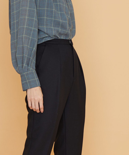 UNITED TOKYO（ユナイテッドトウキョウ）の「ダブルクロスワンタックテーパードパンツ（スラックス・レディース・ブラック/グリーン/キャメル/バーガンディー・1/2）」の9枚目の写真