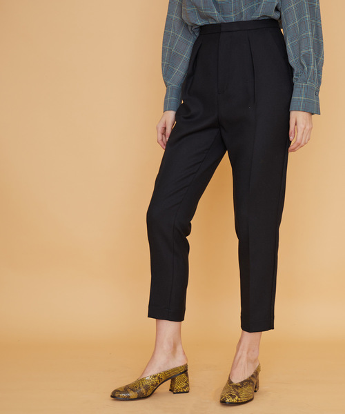 UNITED TOKYO（ユナイテッドトウキョウ）の「ダブルクロスワンタックテーパードパンツ（スラックス・レディース・ブラック/グリーン/キャメル/バーガンディー・1/2）」の10枚目の写真