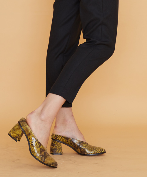 UNITED TOKYO（ユナイテッドトウキョウ）の「ダブルクロスワンタックテーパードパンツ（スラックス・レディース・ブラック/グリーン/キャメル/バーガンディー・1/2）」の11枚目の写真