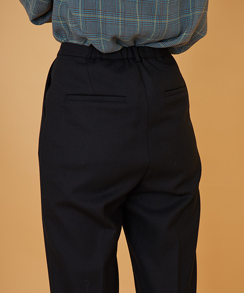 UNITED TOKYO（ユナイテッドトウキョウ）の「ダブルクロスワンタックテーパードパンツ（スラックス・レディース・ブラック/グリーン/キャメル/バーガンディー・1/2）」の12枚目の写真