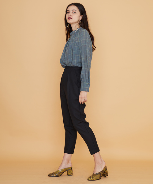 UNITED TOKYO（ユナイテッドトウキョウ）の「ダブルクロスワンタックテーパードパンツ（スラックス・レディース・ブラック/グリーン/キャメル/バーガンディー・1/2）」の13枚目の写真