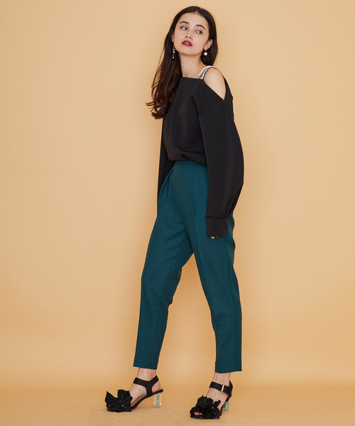 UNITED TOKYO（ユナイテッドトウキョウ）の「ダブルクロスワンタックテーパードパンツ（スラックス・レディース・ブラック/グリーン/キャメル/バーガンディー・1/2）」の16枚目の写真