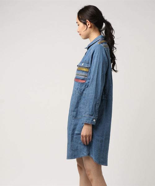 go slow caravan（ゴースローキャラバン）の「DENIMバックサテン刺繍シャツワンピース（ワンピース・レディース・カーキ/インディゴブルー・FREE）」の3枚目の写真