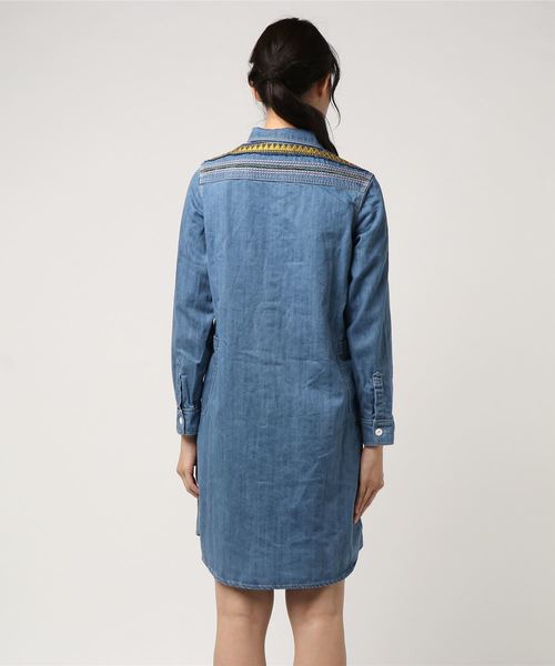 go slow caravan（ゴースローキャラバン）の「DENIMバックサテン刺繍シャツワンピース（ワンピース・レディース・カーキ/インディゴブルー・FREE）」の4枚目の写真