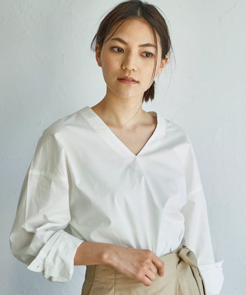 AMERICAN HOLIC（アメリカンホリック）の「バックVスキッパーブラウス（シャツ/ブラウス・レディース・ブルー系その他/その他30/オフホワイト/カーキ/ネイビー/ブラック系その他/ピンク/ベージュ/サックスブルー/ドット/その他27/その他4・L/M）」の2枚目の写真