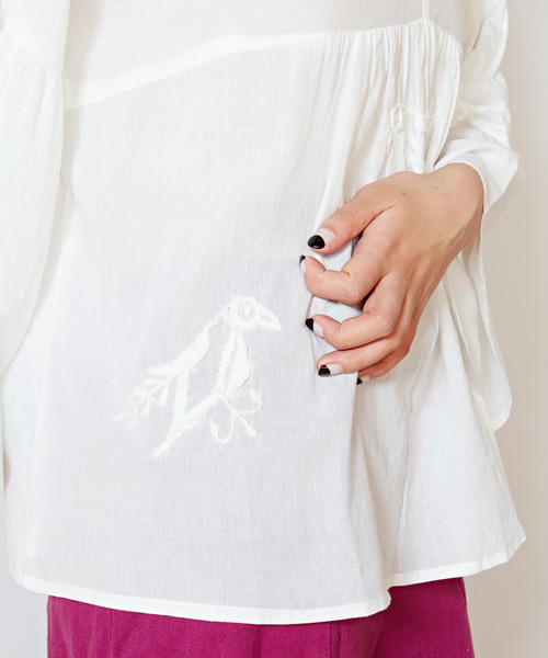 チャイハネ（チャイハネ）の「【チャイハネ】yul 鳥刺繍フレアスリーブトップス（シャツ/ブラウス・レディース・ブルー/ホワイト/イエロー・FREE）」の4枚目の写真