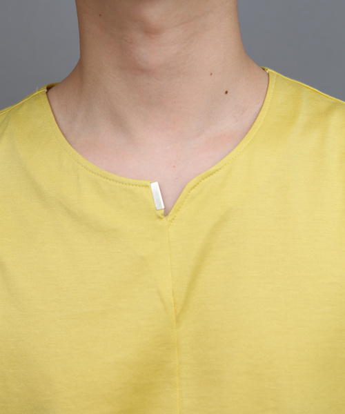 ato(アトウ)の「FRONT SEAMS T-SHIRT(Tシャツ/カットソー・メンズ・パープル/マスタード/ピンク/ホワイト/ブラック/ネイビー/グリーン/エメラルドブルー/ブルー・46/48)」の8枚目の写真