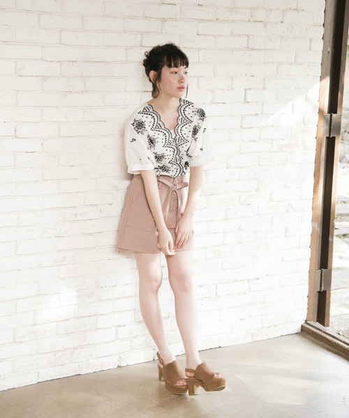 OLIVE des OLIVE（オリーブデオリーブ）の「スカラップ刺繍ブラウス（シャツ/ブラウス・レディース・オフホワイト/グリーン/ブラック・FREE）」の2枚目の写真