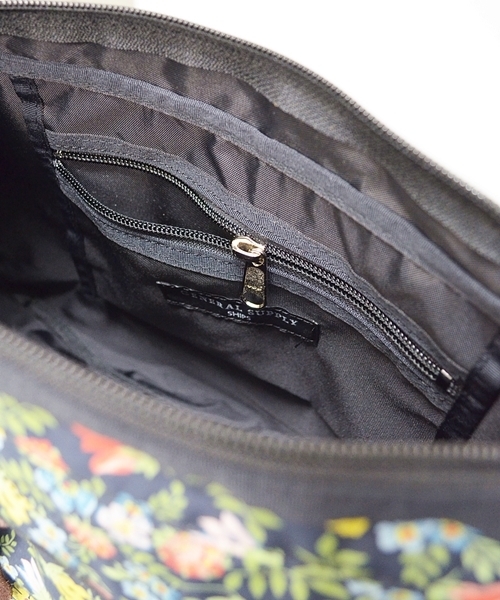 SHIPS GENERAL SUPPLY（シップスジェネラルサプライ）の「LIBERTY×SHIPS GENERAL SUPPLY: 別注ショルダーバッグ【MEDIUM】■（ショルダーバッグ・メンズ・ネイビー/ブルー系その他・ONE SIZE）」の13枚目の写真