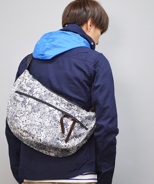 SHIPS GENERAL SUPPLY（シップスジェネラルサプライ）の「LIBERTY×SHIPS GENERAL SUPPLY: 別注ショルダーバッグ【MEDIUM】■（ショルダーバッグ・メンズ・ネイビー/ブルー系その他・ONE SIZE）」の3枚目の写真