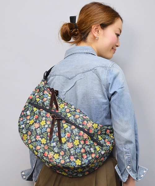 SHIPS GENERAL SUPPLY（シップスジェネラルサプライ）の「LIBERTY×SHIPS GENERAL SUPPLY: 別注ショルダーバッグ【MEDIUM】■（ショルダーバッグ・メンズ・ネイビー/ブルー系その他・ONE SIZE）」の4枚目の写真