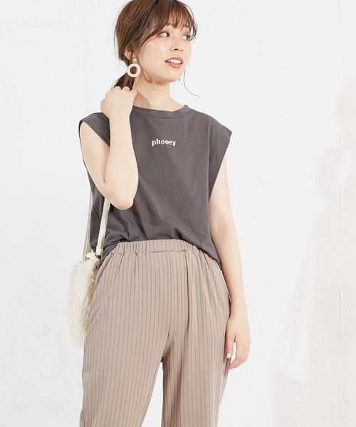 natural couture（ナチュラルクチュール）の「ちびロゴ刺繍ノースリTシャツ（タンクトップ・レディース・ベージュ/ブラウン/オフホワイト/ブルー/スミクロ・FREE）」の3枚目の写真