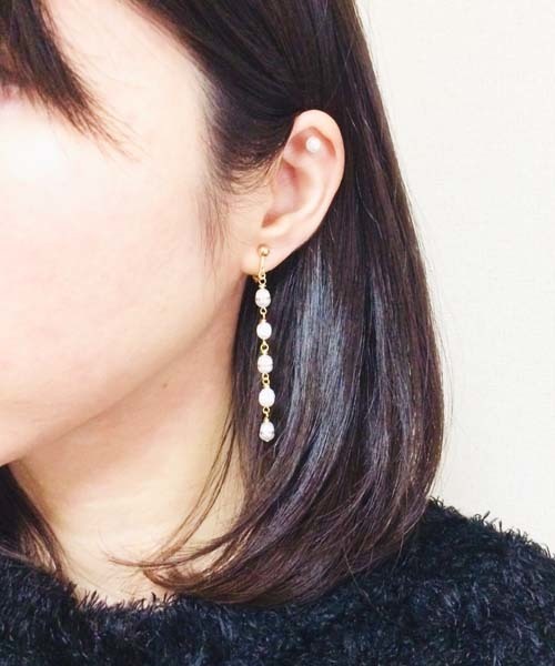 TONE SELECT GOODS(トーンセレクトグッズ)の「【studio wave】環の蒔絵5連淡水パールイヤリング(イヤリング・レディース・ホワイト・FREE)」の4枚目の写真