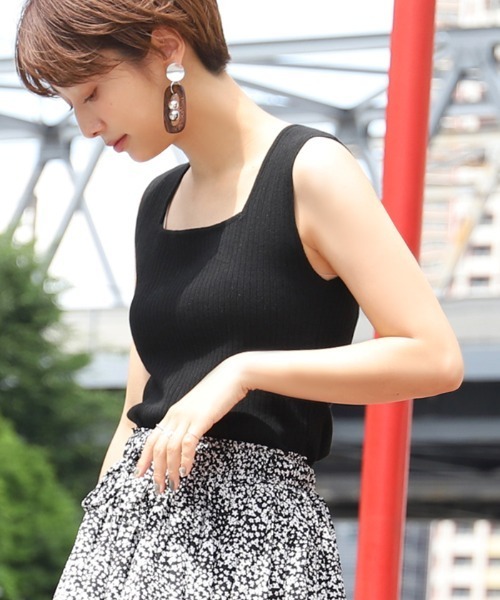 coca(coca)(コカ)の「前後2wayスクエアネックリブタンクトップ(タンクトップ・レディース・ブラック/パープル/ブラウン/ブルー/ベージュ/グリーン・ONE SIZE)」の2枚目の写真