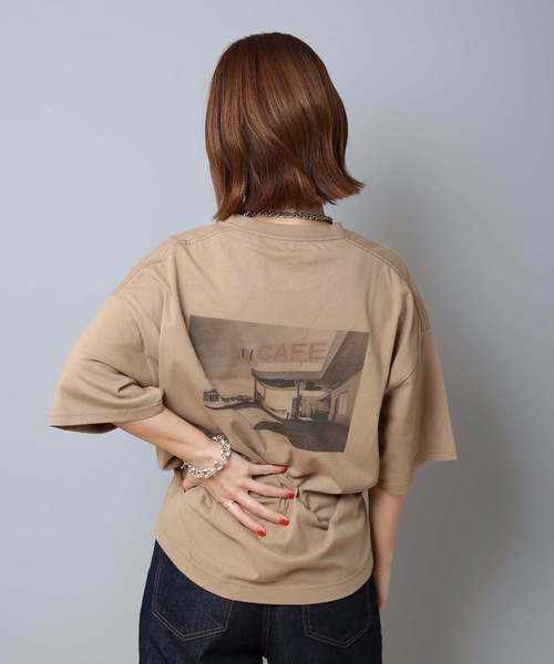 LB/S (エルビーエス)の「バックフォトプリントTシャツ サイドスリット 汗染みが目立ちにくい ベストセラー機能性アイテム 「ZERO STAIN(ゼロステイン)」(Tシャツ/カットソー・レディース・ホワイト/ベージュ/アイボリー・MEDIUM/LARGE)」の2枚目の写真