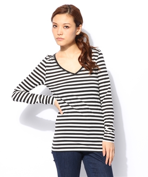 AZUL by moussy(アズールバイマウジー)の「T/C天竺ヨーク切替V/N長袖PO(Tシャツ/カットソー・レディース・ネイビー/ブラック/ホワイト系その他/オフホワイト/ブルー系その他/ダークグリーン/ボルドー・LARGE/SMALL/MEDIUM)」の3枚目の写真