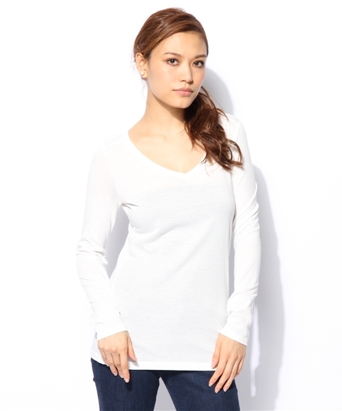 AZUL by moussy(アズールバイマウジー)の「T/C天竺ヨーク切替V/N長袖PO(Tシャツ/カットソー・レディース・ネイビー/ブラック/ホワイト系その他/オフホワイト/ブルー系その他/ダークグリーン/ボルドー・LARGE/SMALL/MEDIUM)」の2枚目の写真