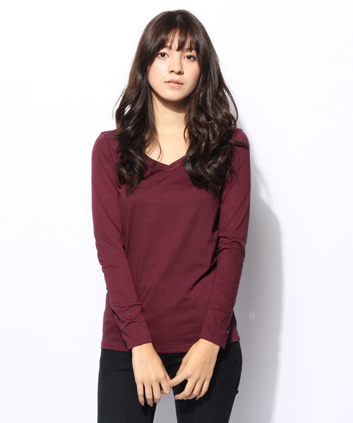 AZUL by moussy(アズールバイマウジー)の「T/C天竺ヨーク切替V/N長袖PO(Tシャツ/カットソー・レディース・ネイビー/ブラック/ホワイト系その他/オフホワイト/ブルー系その他/ダークグリーン/ボルドー・LARGE/SMALL/MEDIUM)」の1枚目の写真