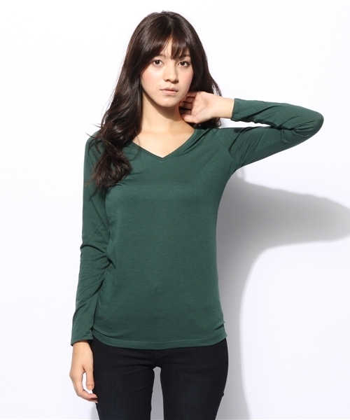 AZUL by moussy(アズールバイマウジー)の「T/C天竺ヨーク切替V/N長袖PO(Tシャツ/カットソー・レディース・ネイビー/ブラック/ホワイト系その他/オフホワイト/ブルー系その他/ダークグリーン/ボルドー・LARGE/SMALL/MEDIUM)」の5枚目の写真