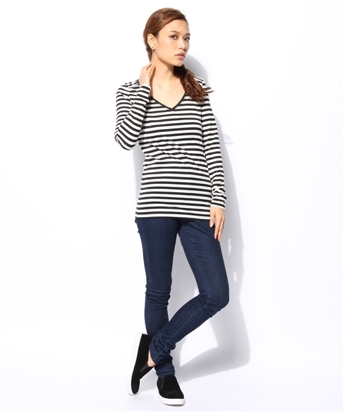 AZUL by moussy(アズールバイマウジー)の「T/C天竺ヨーク切替V/N長袖PO(Tシャツ/カットソー・レディース・ネイビー/ブラック/ホワイト系その他/オフホワイト/ブルー系その他/ダークグリーン/ボルドー・LARGE/SMALL/MEDIUM)」の12枚目の写真