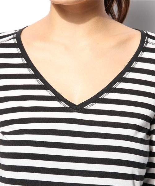 AZUL by moussy(アズールバイマウジー)の「T/C天竺ヨーク切替V/N長袖PO(Tシャツ/カットソー・レディース・ネイビー/ブラック/ホワイト系その他/オフホワイト/ブルー系その他/ダークグリーン/ボルドー・LARGE/SMALL/MEDIUM)」の13枚目の写真