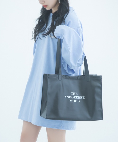 ANDGEEBEE(アンジービー)の「【UNISEX】フェイクレザーショッパーバッグ(ショルダーバッグ・レディース・ブラック/ブルー・FREE)」の2枚目の写真